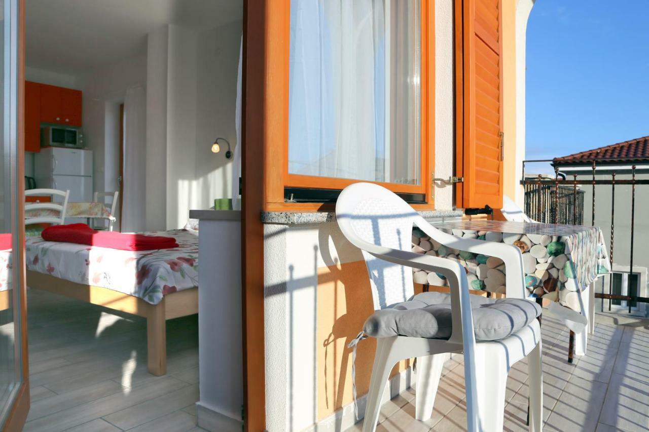 Apartments Laura Pinezići Eksteriør bilde