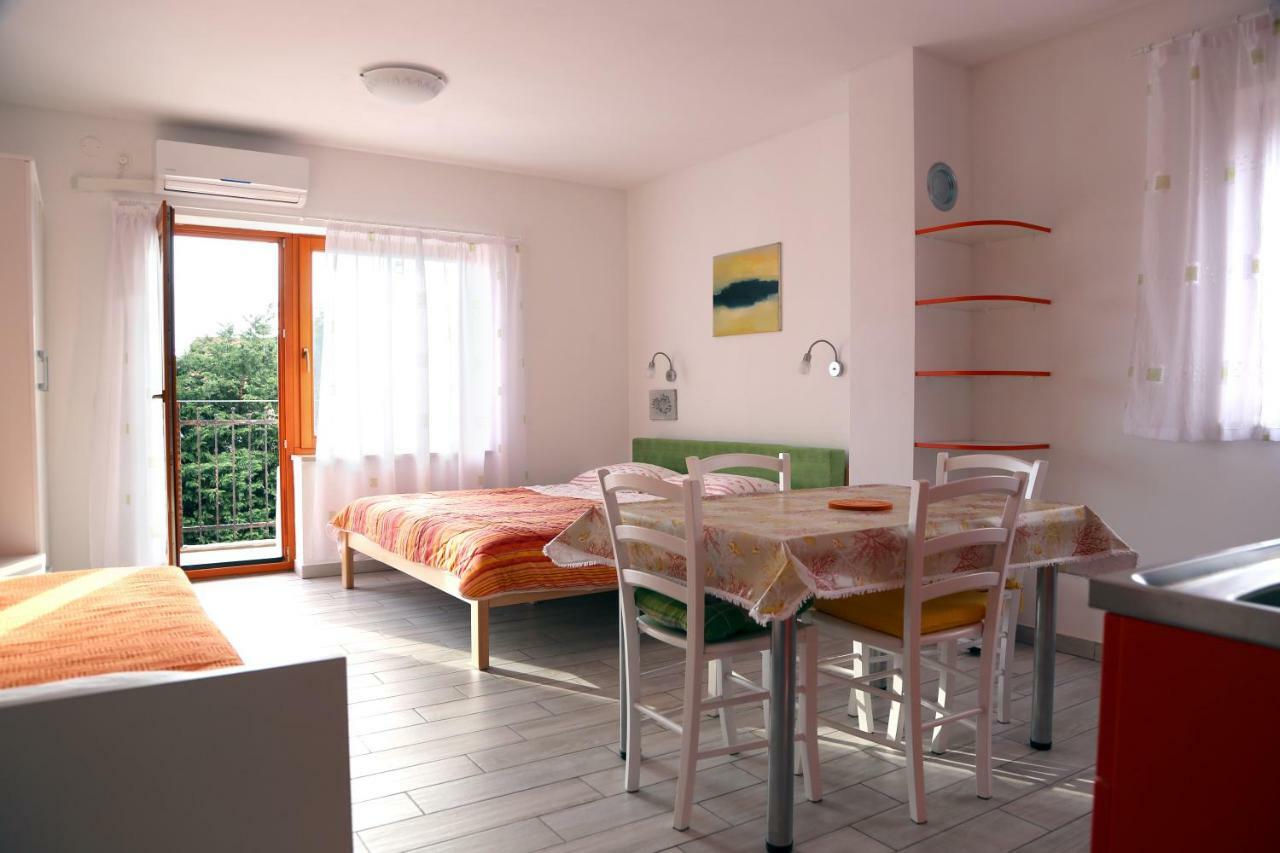 Apartments Laura Pinezići Eksteriør bilde