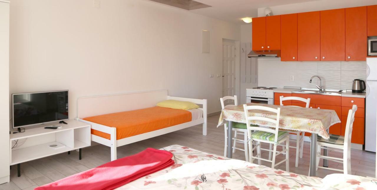 Apartments Laura Pinezići Eksteriør bilde